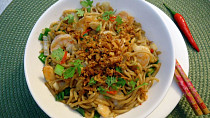 Česnekové krevety s wok nudlemi