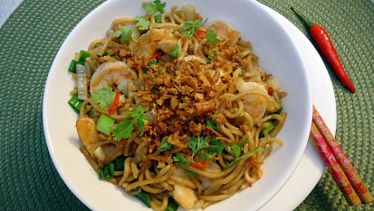 Česnekové krevety s wok nudlemi