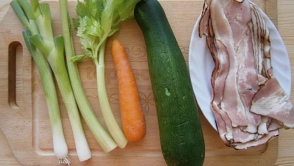 Cuketa se zeleninou a anglickou slaninou
