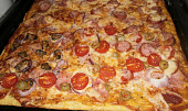 Cuketová pizza, s chilli, mořskými plody, olivy, klobáska a hodně sýru