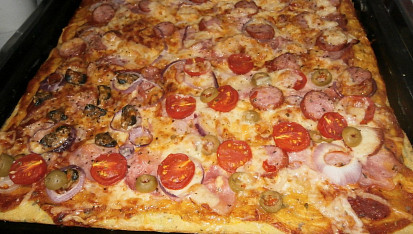 Cuketová pizza, s chilli, mořskými plody, olivy, klobáska a hodně sýru