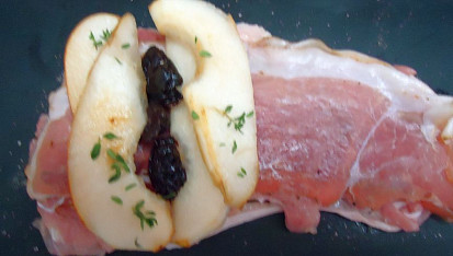 Kuřecí kapsa s  hruškou a švestkami