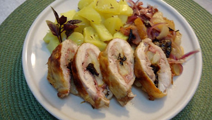 Kuřecí kapsa s  hruškou a švestkami