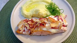 Losos na másle s jablkem, cibulí a Créme Fraiche