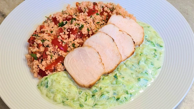 Salát a la Tabouleh s pečeným kuřecím prsem a tzatziki