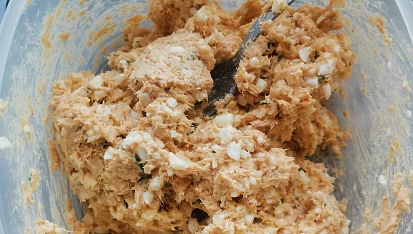 Vajíčková roláda s tuňákovou pomazánkou