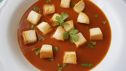 Cuketová polévka s rajčaty a cibulí