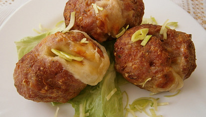 Masové mleté válečky se sýrem z horkovzdušné fritézy