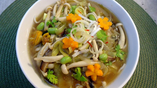Miso polévka s houbičkami shimeji