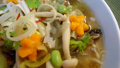 Miso polévka s houbičkami shimeji