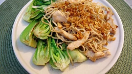 Pak choi na zázvoru a česneku s drůbežím masem a wok nudlemi