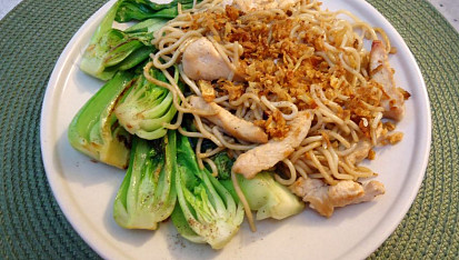 Pak choi na zázvoru a česneku s drůbežím masem a wok nudlemi