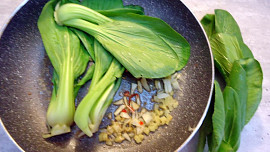 Pak choi na zázvoru a česneku s drůbežím masem a wok nudlemi