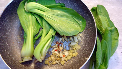 Pak choi na zázvoru a česneku s drůbežím masem a wok nudlemi
