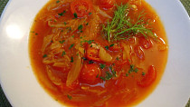 Zelná polévka s fenyklem a rajčaty