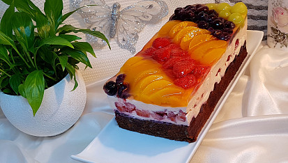Cuketovo-mrkvová buchta s pekanovými ořechy a krémem z mascarpone (2. varianta)