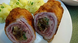 Vepřová roláda s houbovou směsí