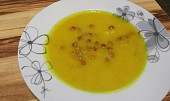 Zlatá květáková polévka s kořeněnou cizrnou