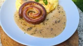 Vinná klobása  s cibulovo-hořčičnou omáčkou
