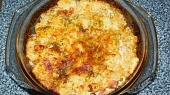 Brambory zapečené s uzeným bokem, mozzarellou  a rajčaty
