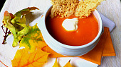 Dýňová polévka s creme fraiche a parmezánovými chipsy