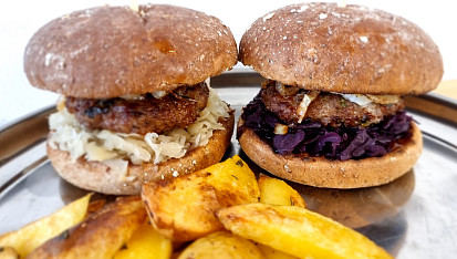 Hamburger s kozím sýrem a zelím k tomu domácí hranolky