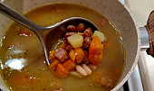 Fazolovo zeleninová polévka s klobásou