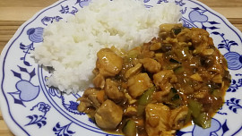Kuřecí čína s jasmínovou rýží a oříšky