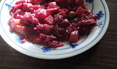 Dietní salát z červené řepy na večeři (Dietní salát z červené řepy s přidaným křenem a bílým jogurtem.)