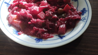 Dietní salát z červené řepy na večeři, Dietní salát z červené řepy s přidaným křenem a bílým jogurtem.