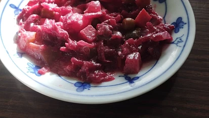 Dietní salát z červené řepy na večeři, Dietní salát z červené řepy s přidaným křenem a bílým jogurtem.