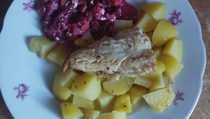 Filet z mořské štiky na másle se salátem z červené řepy