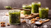 Pesto z medvědího česneku a vlašských ořechů