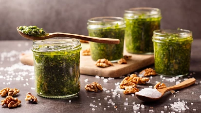 Pesto z medvědího česneku a vlašských ořechů