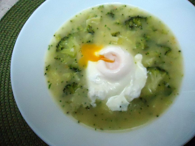 Bílá polévka s brokolicí a zastřeným vejcem