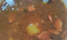 Gulášová polévka s párky