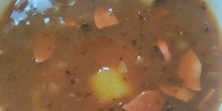 Gulášová polévka s párky