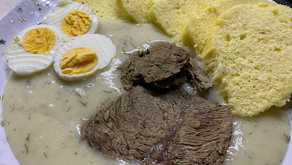Koprová omáčka s hovězím masem a vajíčkem