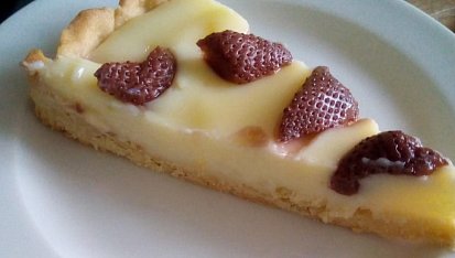 Letní koláč s pudinkem a ovocem