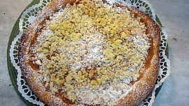 Velké kynuté koláče s jablečnými povidly