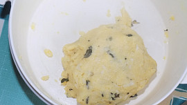 Brokolicová polévka se sýrovými knedlíčky