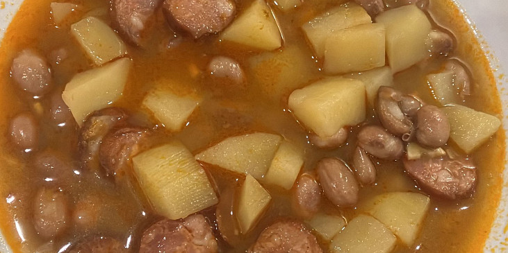 Jednoduchý bramborový guláš s fazolemi