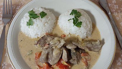 Kuřecí játra na smetaně se slaninou a  čerstvou paprikou