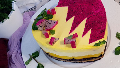 Čokoládovo-mangový dortík s karamelem, krémem z mascarpone a šlehačky s dračím ovocem