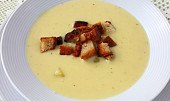 Krémová polévka z pečeného česneku s krutonky (Krémová polévka z pečeného česneku)