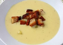 Krémová polévka z pečeného česneku s krutonky