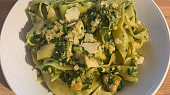 Pappardelle se špenátem, kuřetem, parmazánem a oříšky