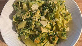 Pappardelle se špenátem, kuřetem, parmazánem a oříšky