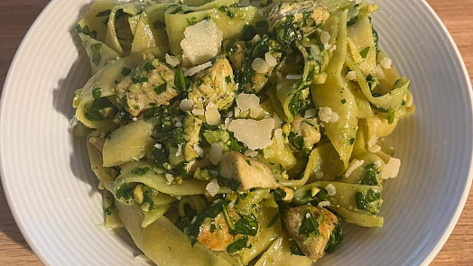 Pappardelle se špenátem, kuřetem, parmazánem a oříšky