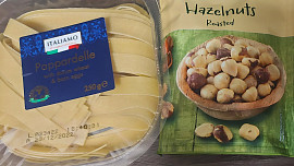 Pappardelle se špenátem, kuřetem, parmazánem a oříšky